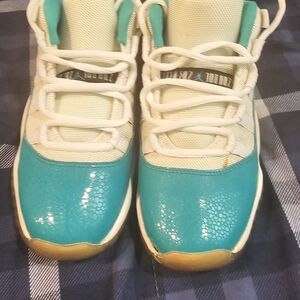 Jordan Kids Sneakers in Teal and Cream